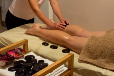 Masaż gorącymi kamieniami