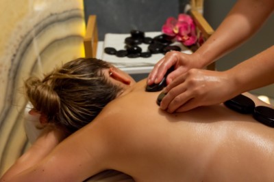 Masaż gorącymi kamieniami